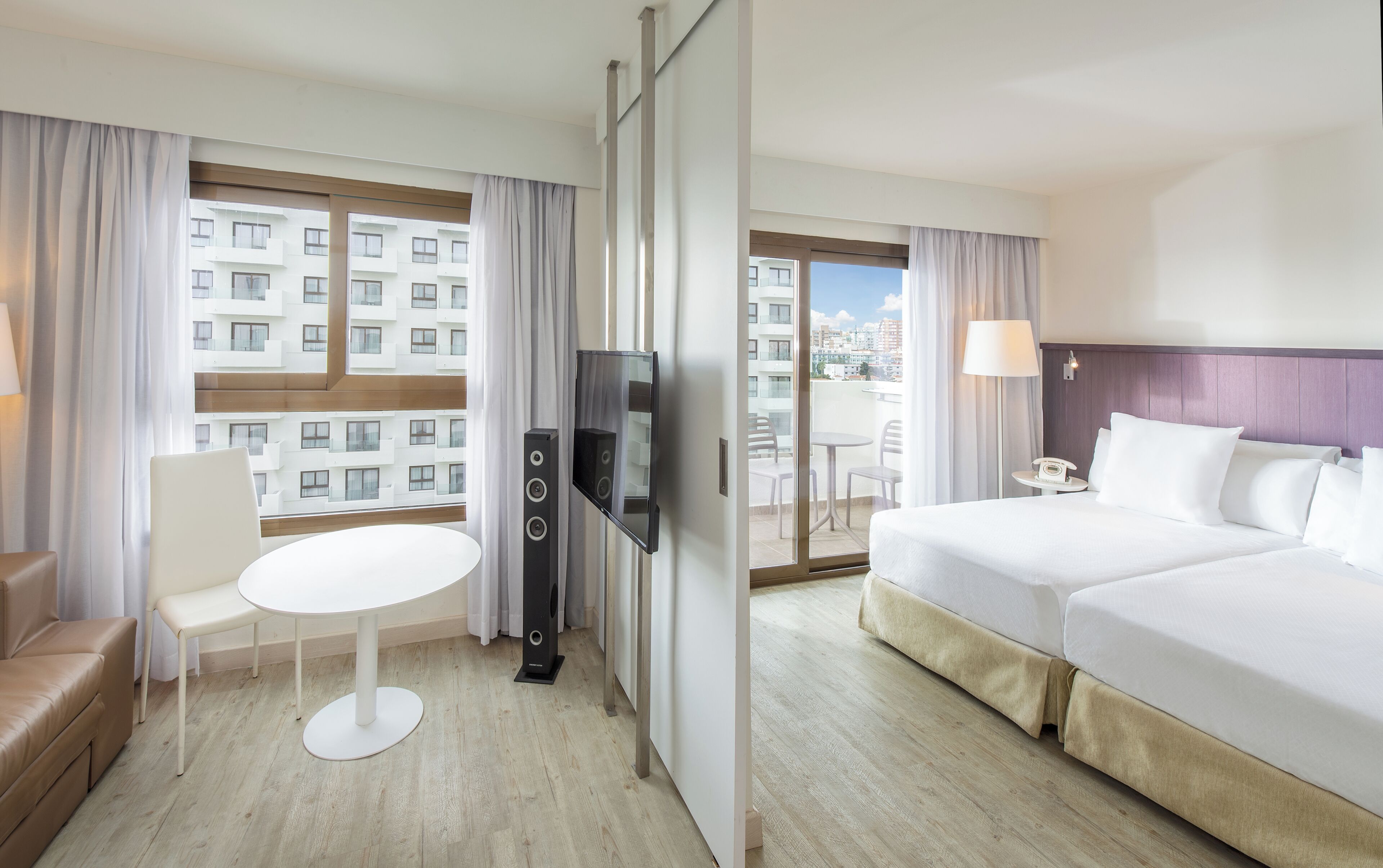 Minibar, safe på rommet, skrivebord og wi-fi (inkludert)