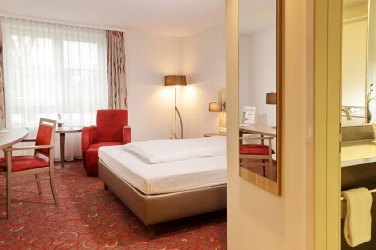 1 bedroom, hypo-allergenic bedding, minibar, in-room safe