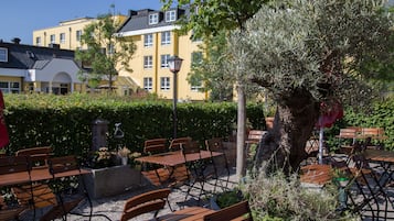 Lunch and dinner served, al fresco dining