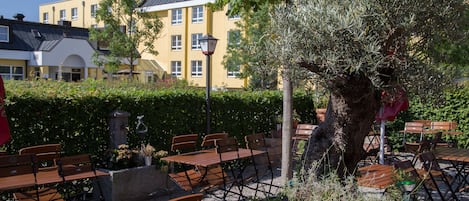 Lunch and dinner served, al fresco dining 