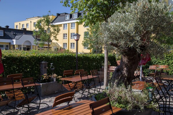 Lunch and dinner served, alfresco dining 