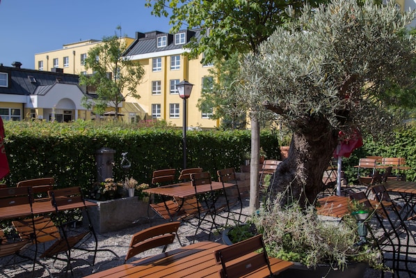 Lunch and dinner served, al fresco dining 