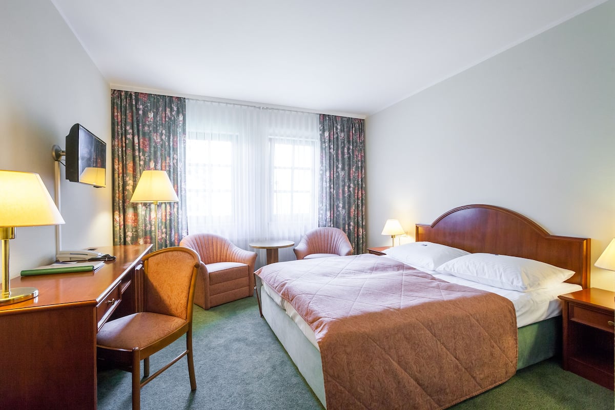 Hypo-allergenic bedding, minibar, in-room safe, desk