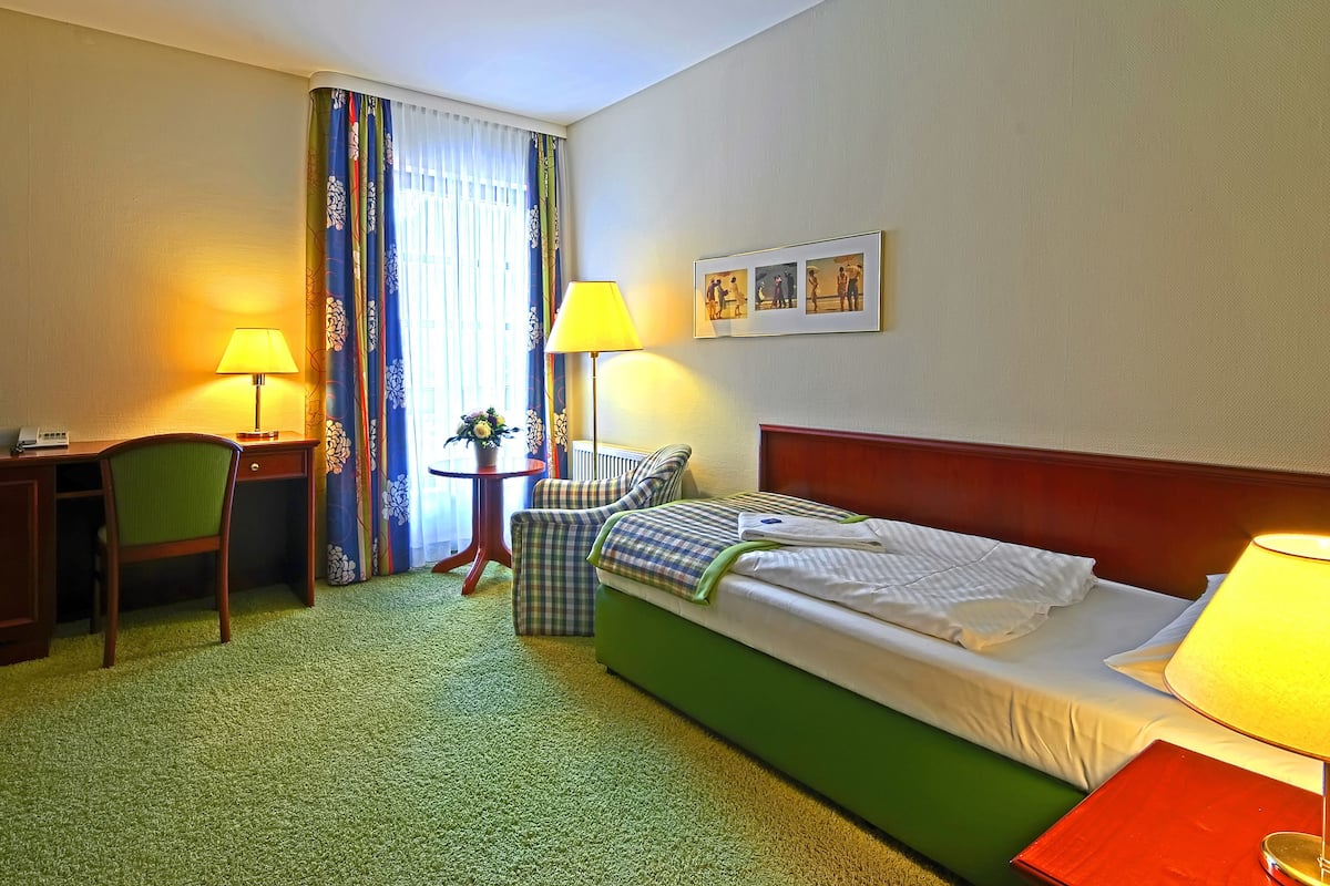 Single Room | Hypo-allergenic bedding, minibar, in-room safe, desk