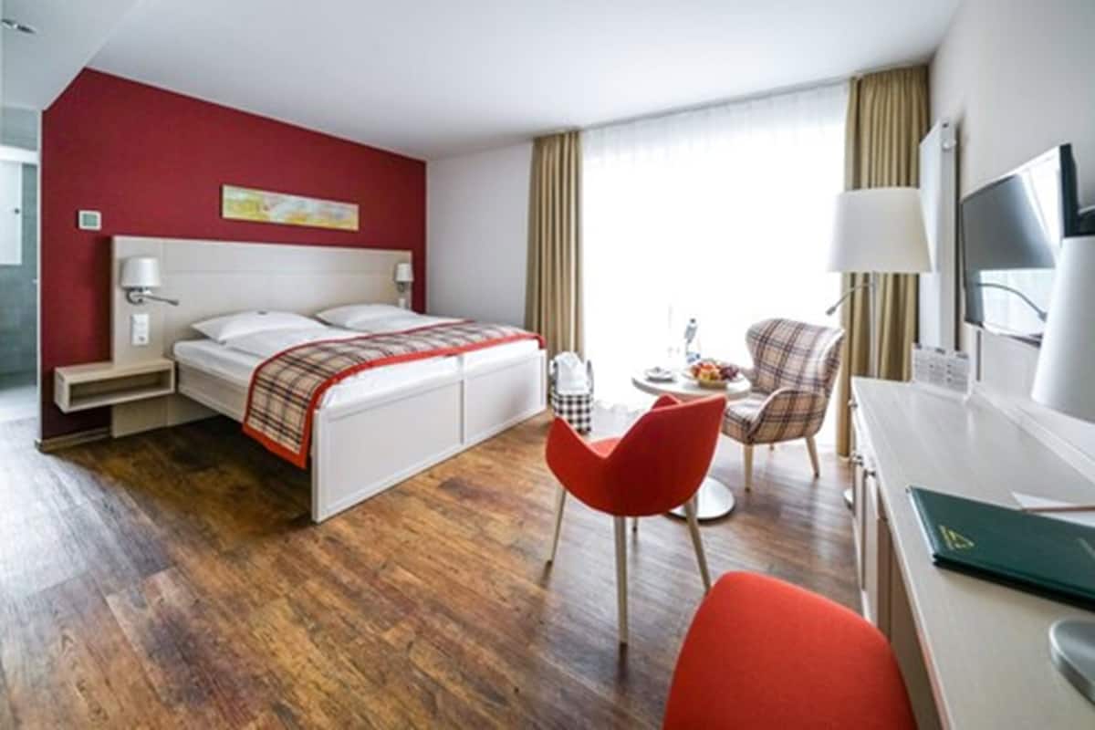 Deluxe Double Room, Balcony, Annex Building | LCD TV