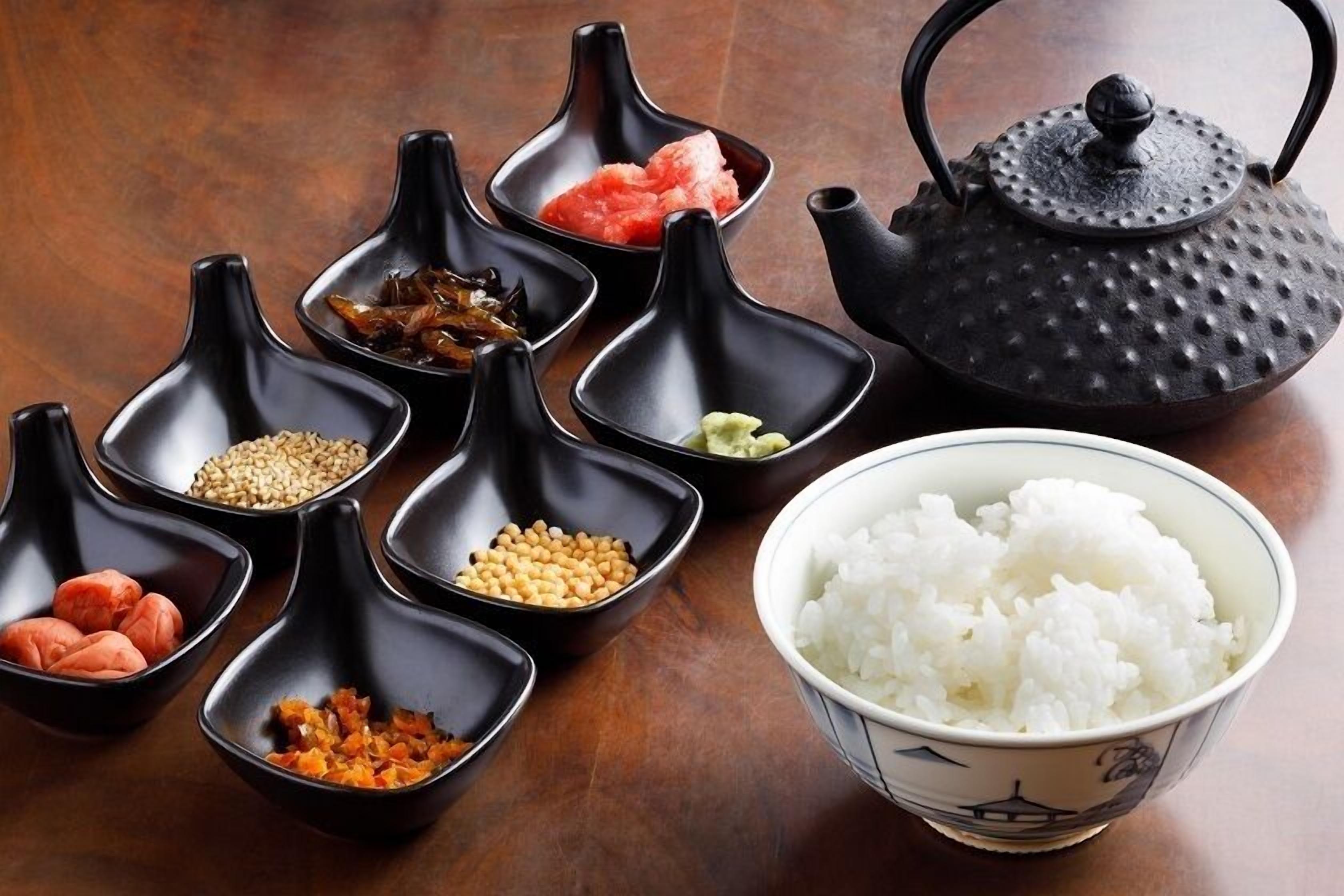 Uma mesa com diversos alimentos e uma chaleira.