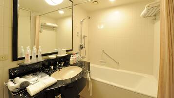 Bañera con ducha, bañera profunda, artículos de tocador gratuitos