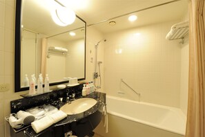 Bathroom features a large mirror, sink, and bathtub, along with a glass shower enclosure.