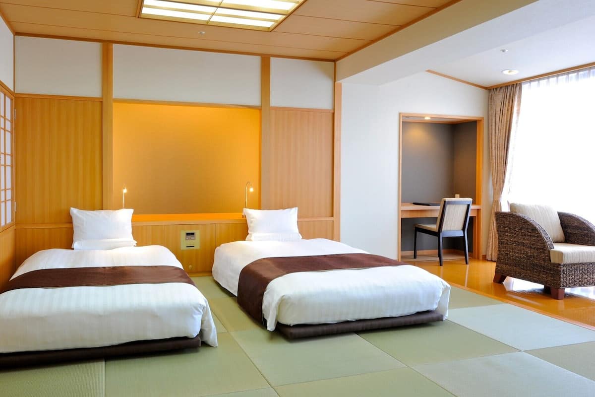 Ropa de cama de alta calidad, escritorio, wifi gratis y ropa de cama