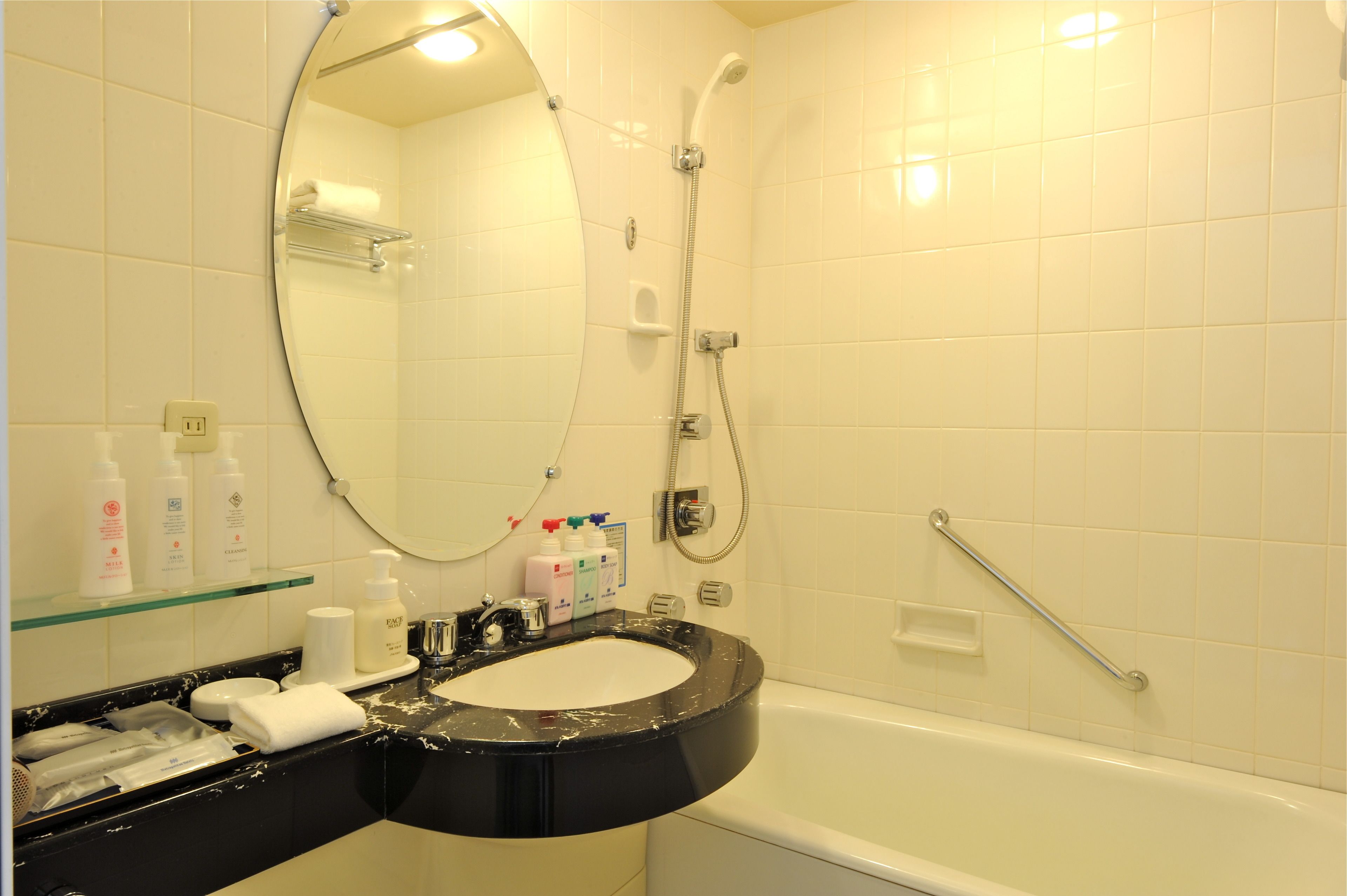 combined shower/bathtub, deep-soaking bathtub, free toiletries