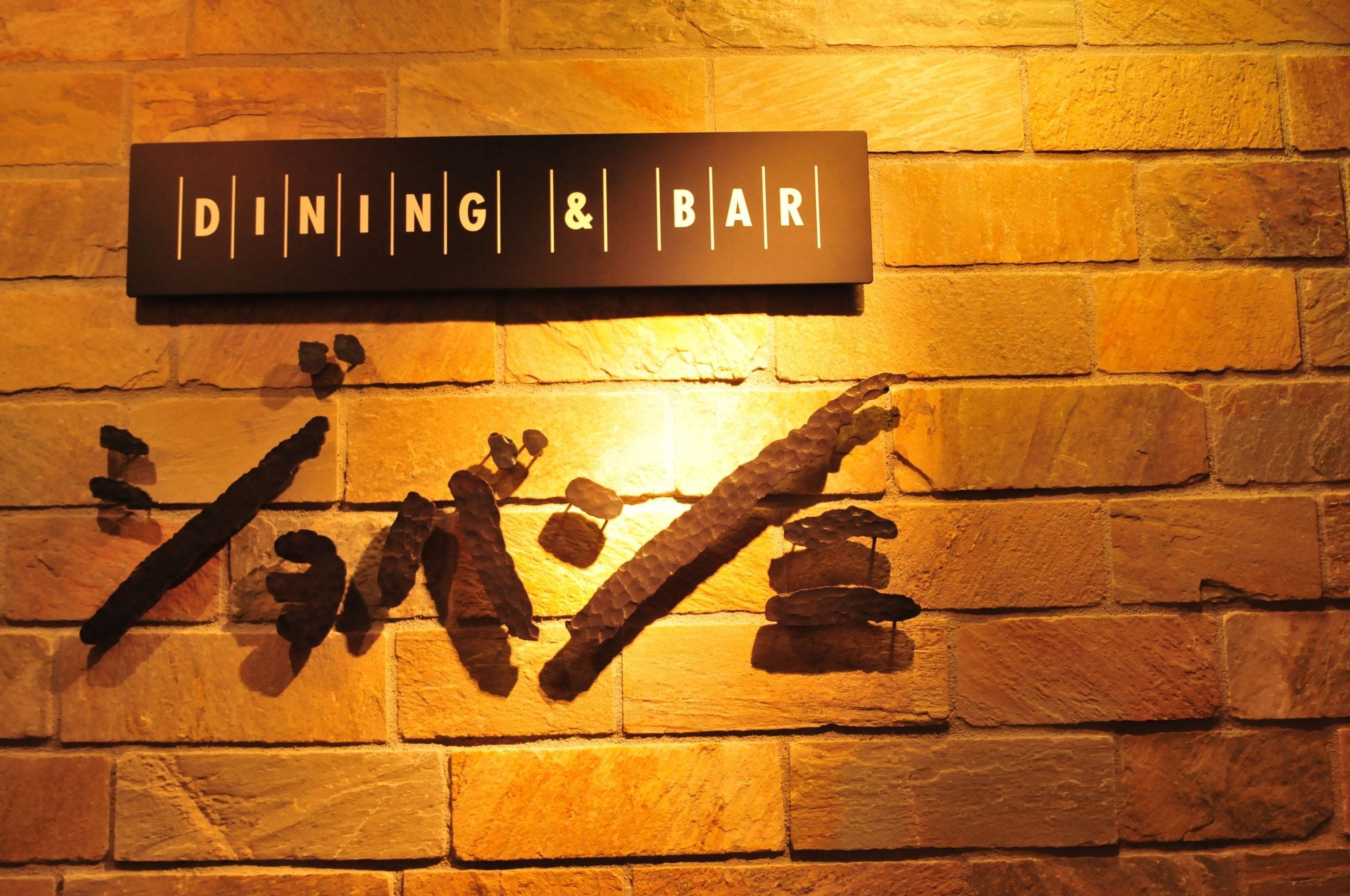 2 bars/lounges, lobby lounge