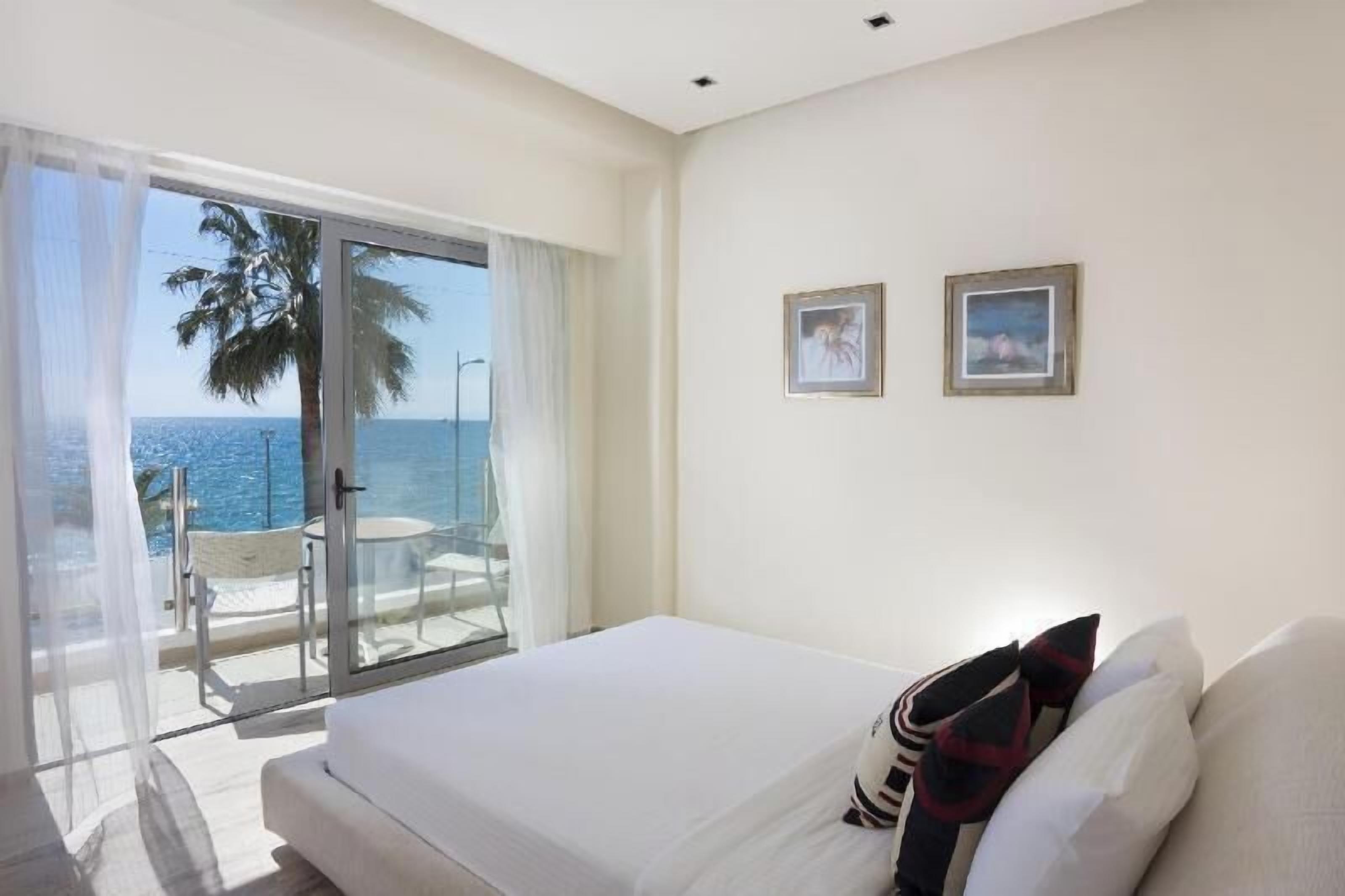 迷你吧、客房内保险箱、办公桌、遮光窗帘