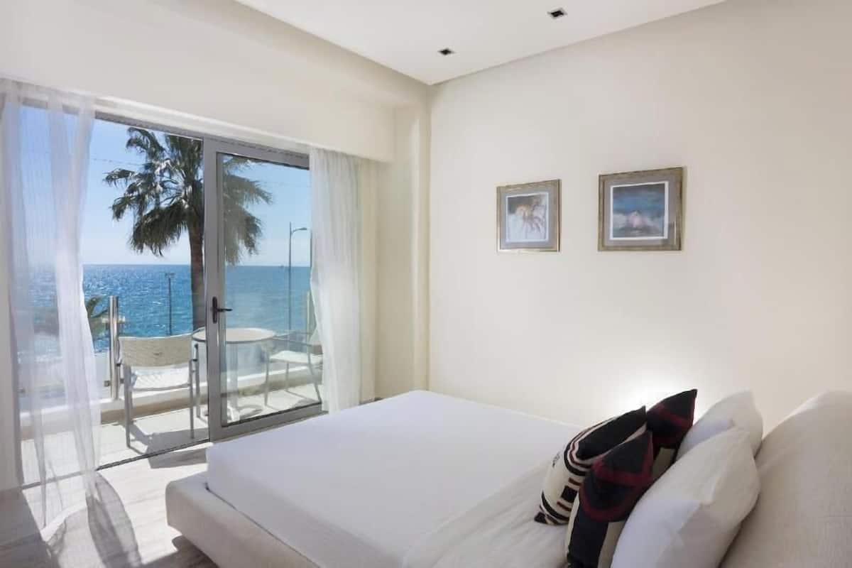 Minibar, coffres-forts dans les chambres, bureau, rideaux occultants