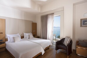 Double Room, Sea View | Minibar, in-room safe, desk, blackout drapes