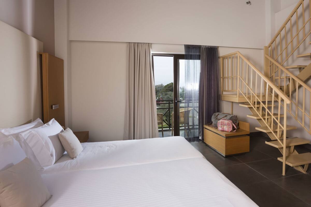 迷你吧、客房内保险箱、办公桌、遮光窗帘