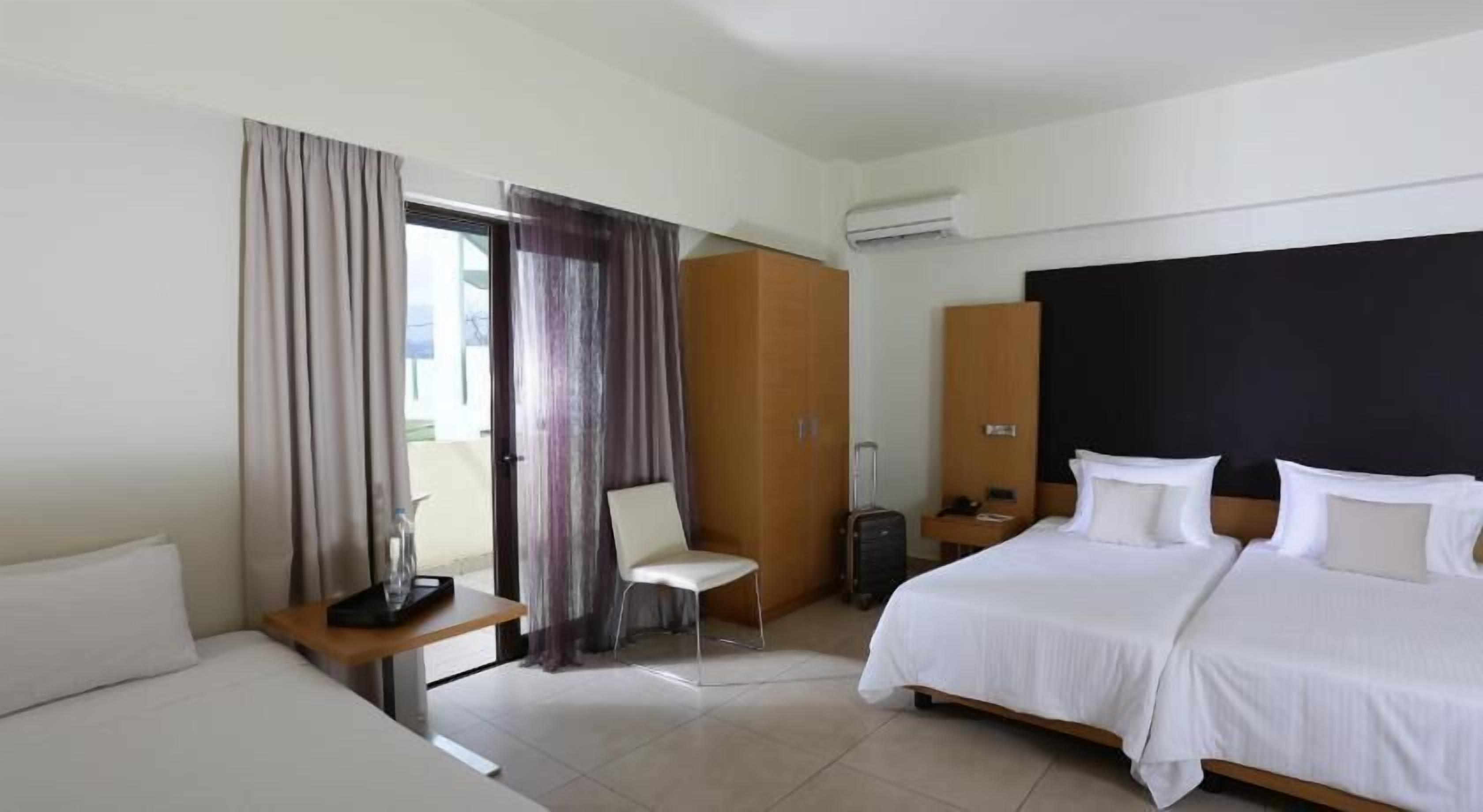 迷你吧、客房内保险箱、办公桌、遮光窗帘