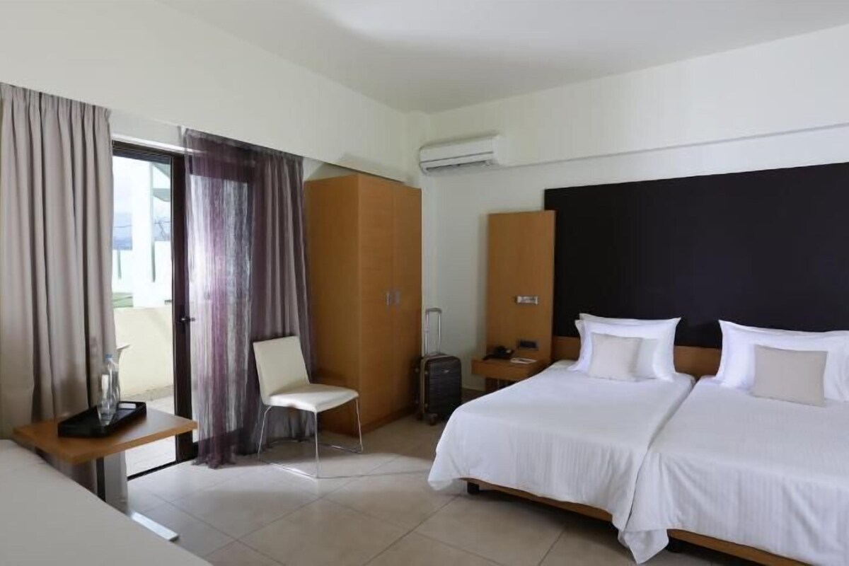 Minibar, odada kasa, masa, güneşlik/perde 