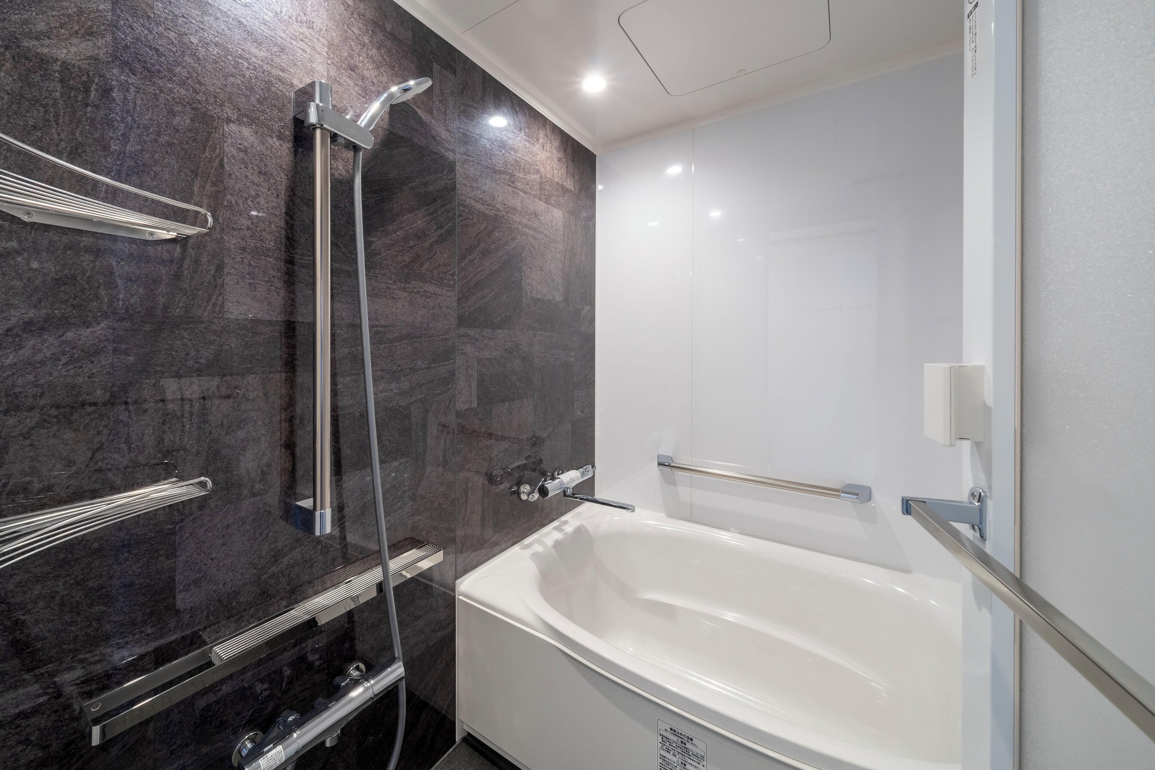 Junior Suite - South Building | Bathroom | Combined shower/bathtub, free toiletries, hair dryer, slippers
