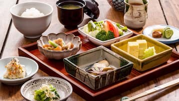 Daily full breakfast (JPY 2530 per person)