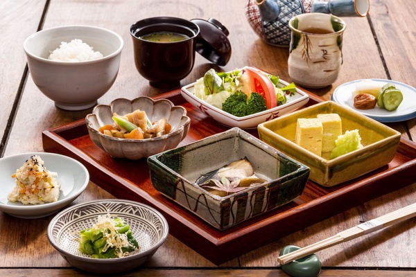 Desayuno completo (JPY 2000 por persona)