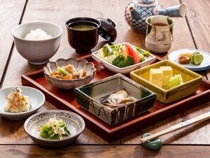Tägliches großes Frühstück (2000 JPY pro Person)