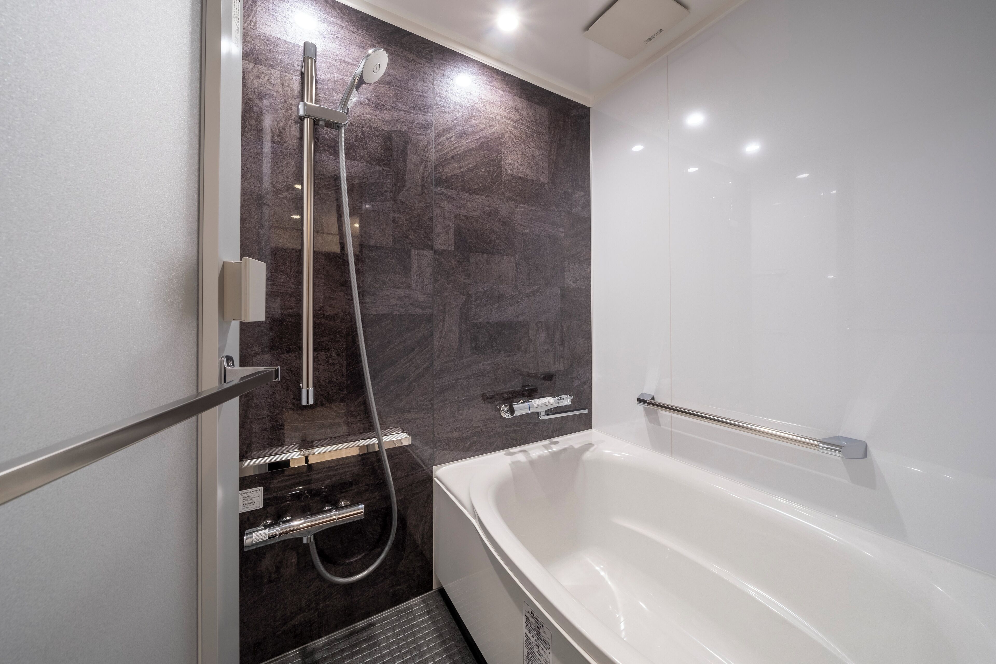 Long Stay Suite Room with Kitchenette - South Building | Bathroom | Combined shower/bathtub, free toiletries, hair dryer, slippers