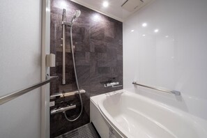 Habitació júnior | Bany | Combinació de dutxa i banyera i articles de tocador gratuïts 