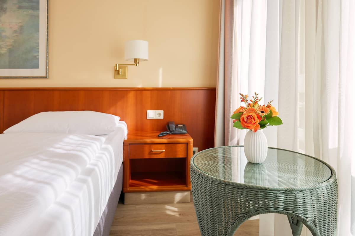 comfort room, 2 single beds | 1 bedroom, hypo-allergenic bedding, desk, laptop workspace