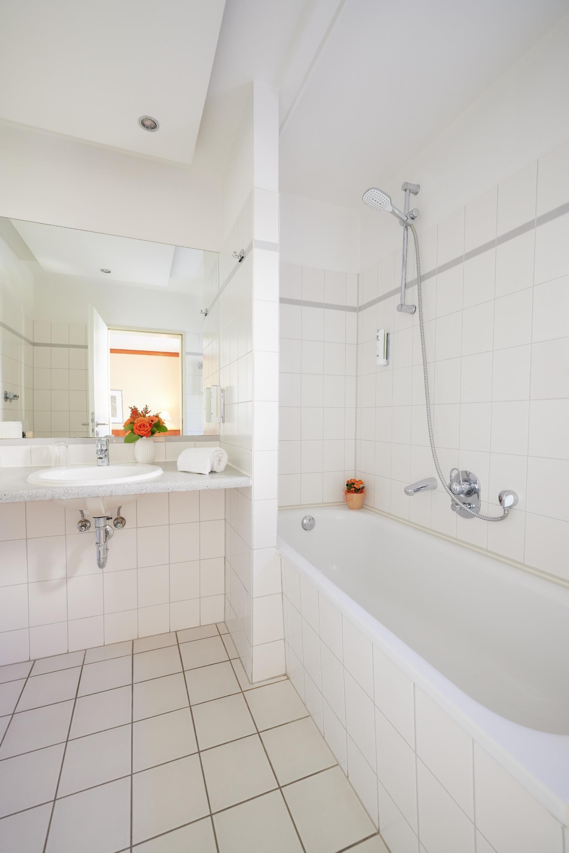Ein modernes Badezimmer mit einer Badewanne, einem Waschbecken und einer Dusche.