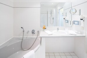 Sviitti, 1 parisänky (Cozy Sitting Corner;Quiet Location) | Kylpyhuone | Hiustenkuivaaja, pyyhkeet