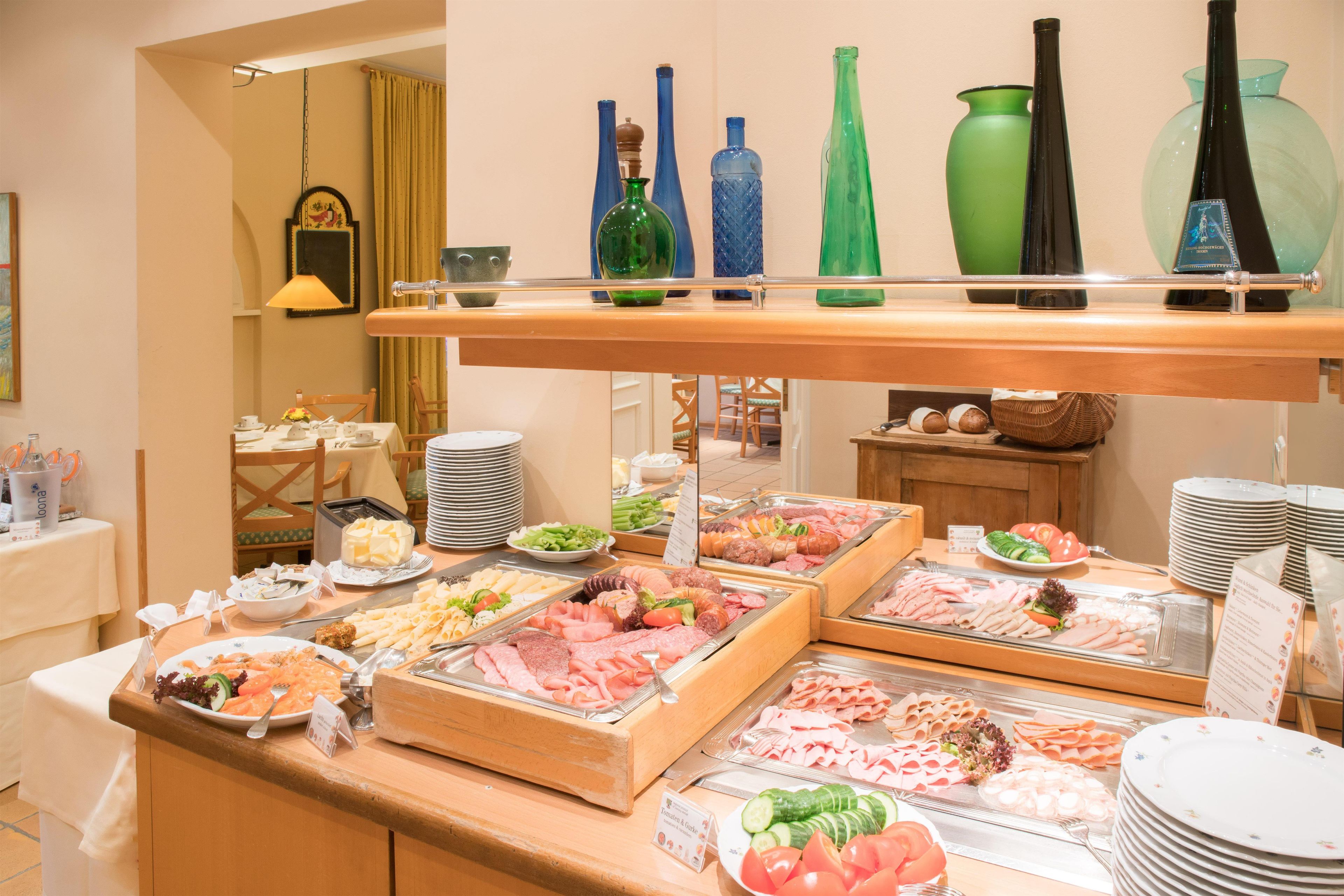 Un buffet proposant une variété de plats et agrémenté de beaux verres décoratifs.