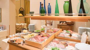 Un buffet proposant une variété de plats et agrémenté de beaux verres décoratifs.
