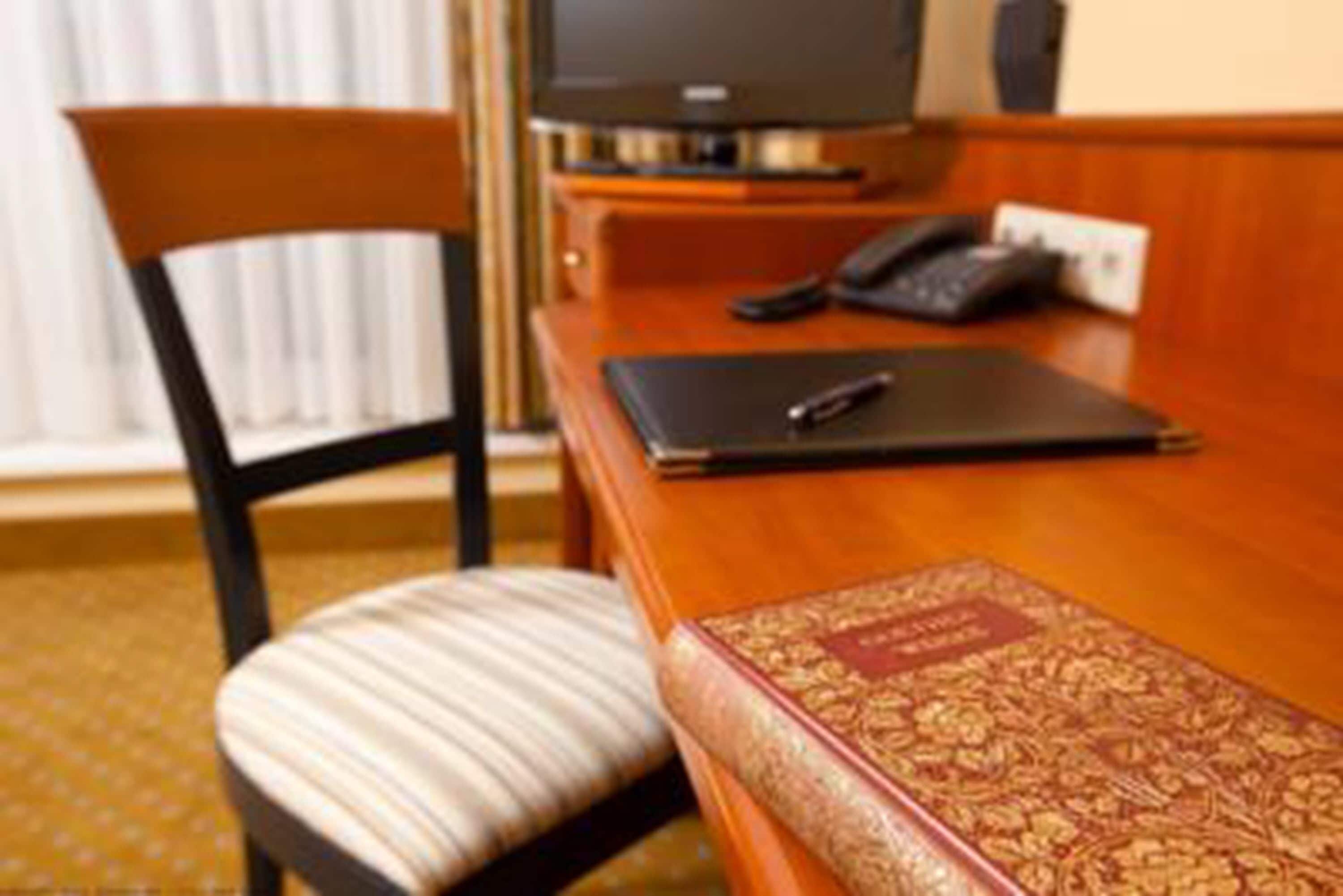 1 bedroom, hypo-allergenic bedding, desk, laptop workspace