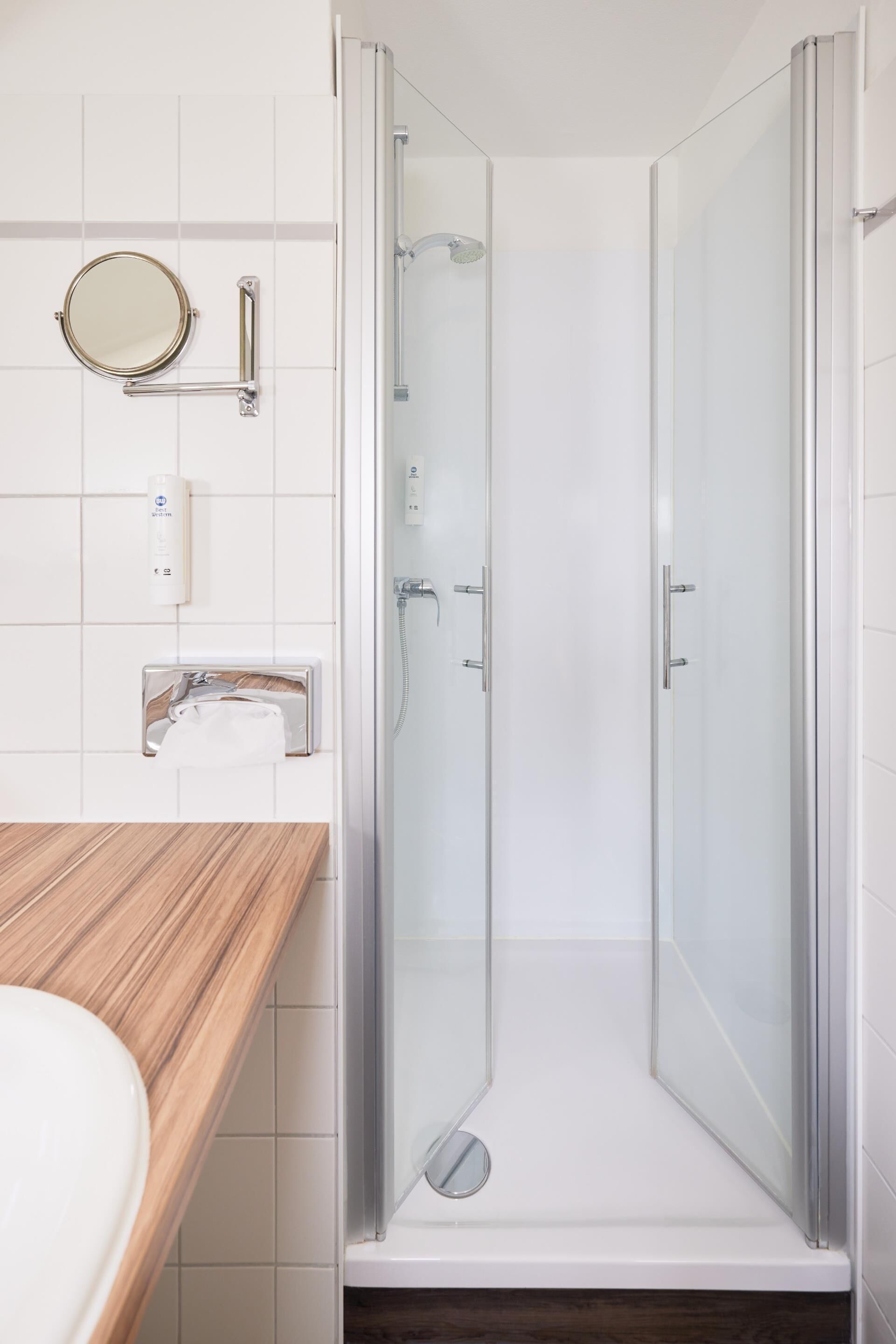 1 bedroom, hypo-allergenic bedding, desk, laptop workspace