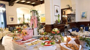 逢周一至周五供应自助式早餐（每人 EUR 17）