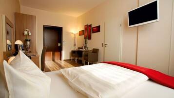 Literie de qualité supérieure, bureau, fer et planche à repasser