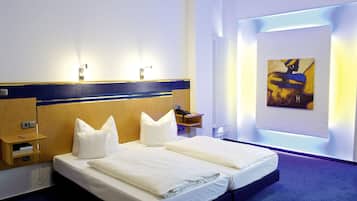 Habitación doble | Ropa de cama de alta calidad, escritorio, tabla de planchar con plancha