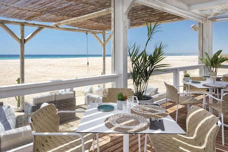 Beach bar. Meliá Zahara Resort & Villas