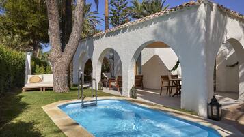 1 غرفة نوم وميني بار وخزنة داخل الغرفة ومكتب