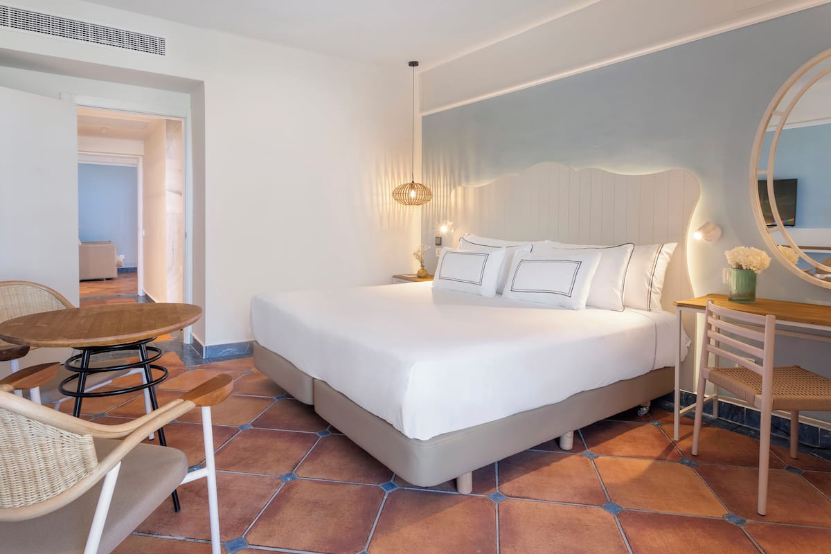 Family Room, 2 Bedrooms | 1 bedroom, minibar, in-room safe, desk
