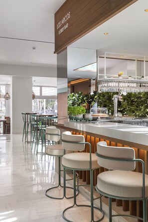 4 restaurantes; se sirve desayuno, almuerzo y cena; cocina internacional