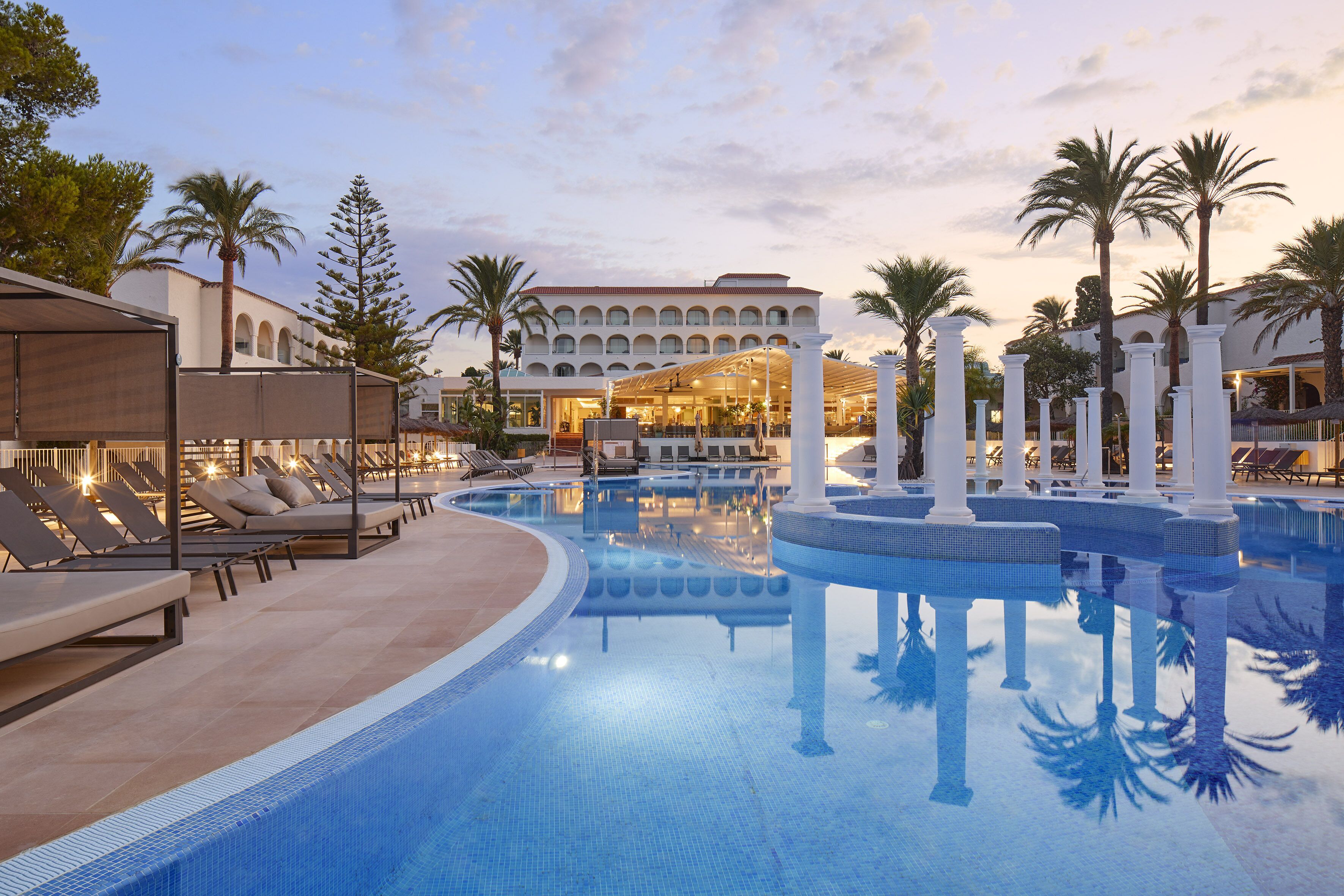 Een binnenzwembad, 2 buitenzwembaden, parasols voor strand/zwembad