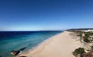 Sur la plage, sable blanc, serviettes de plage, volleyball