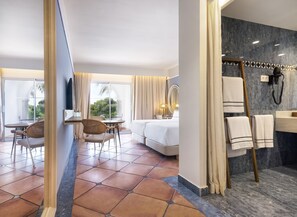 1 chambre, minibar, coffres-forts dans les chambres, bureau