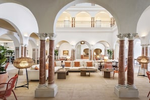 Coin salon dans le hall
