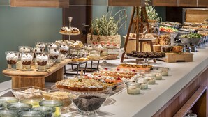 Un bufé con diversos postres y opciones de comida.