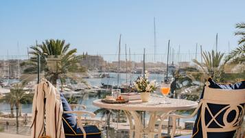 4 restaurants; ze serveren er ontbijt, lunch en diner
