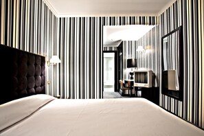 Habitación Doble Matrimonial | 羽絨被、迷你吧、客房內保險箱、書桌