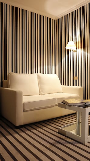 Executive Room | Down comforters, minibar, in-room safe, desk