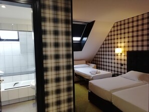 Habitación Doble 2 camas + Sofa cama individual | 1 多间卧室、羽绒被、迷你吧、客房内保险箱